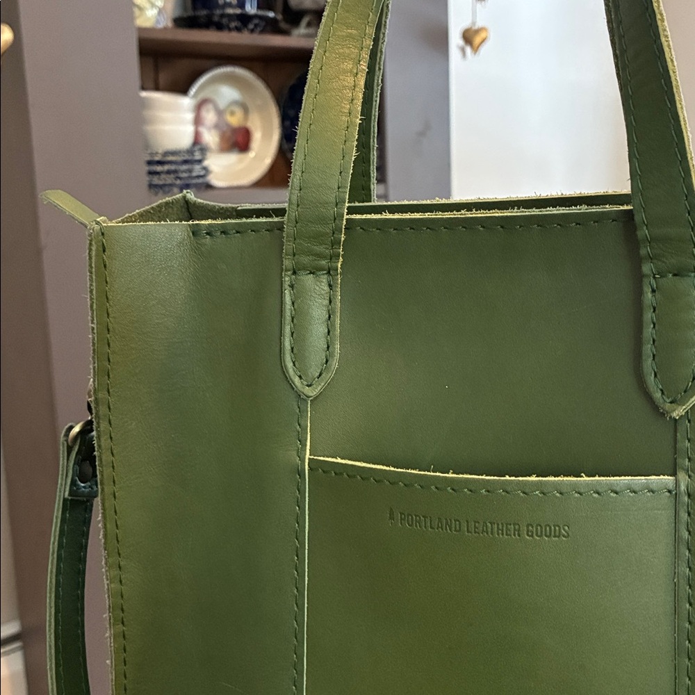 Portland Leather Lola zip tote in pine - Picture 3 of 13
